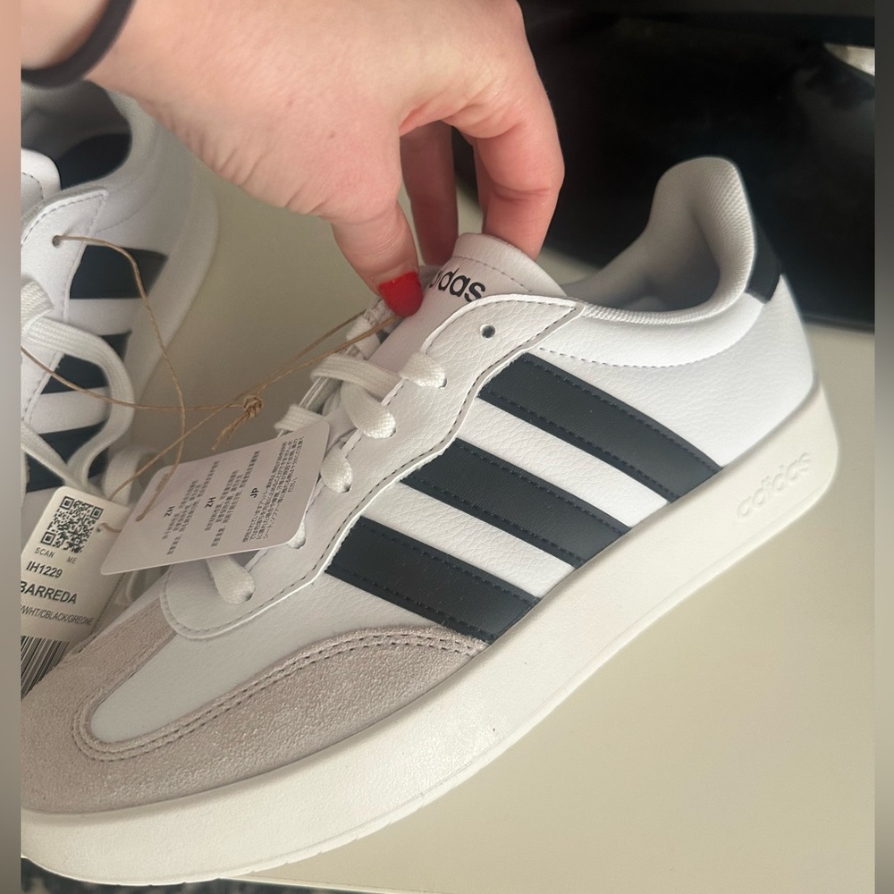 Beautiful, brand new, rare Adidas Barreda Women’s White Black Grey Sneakers - Picture 3 of 4